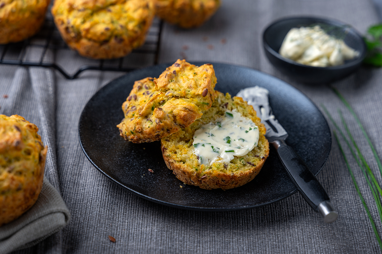 Zucchini-Karotten-Brötchen mit Kräuterbutter. Vegan.