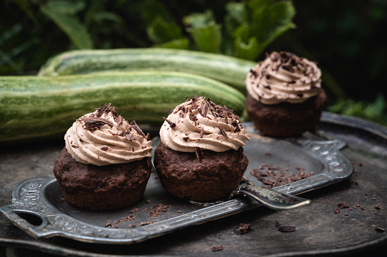 Vegane Zucchini-Muffins mit Nougat-Sahne.