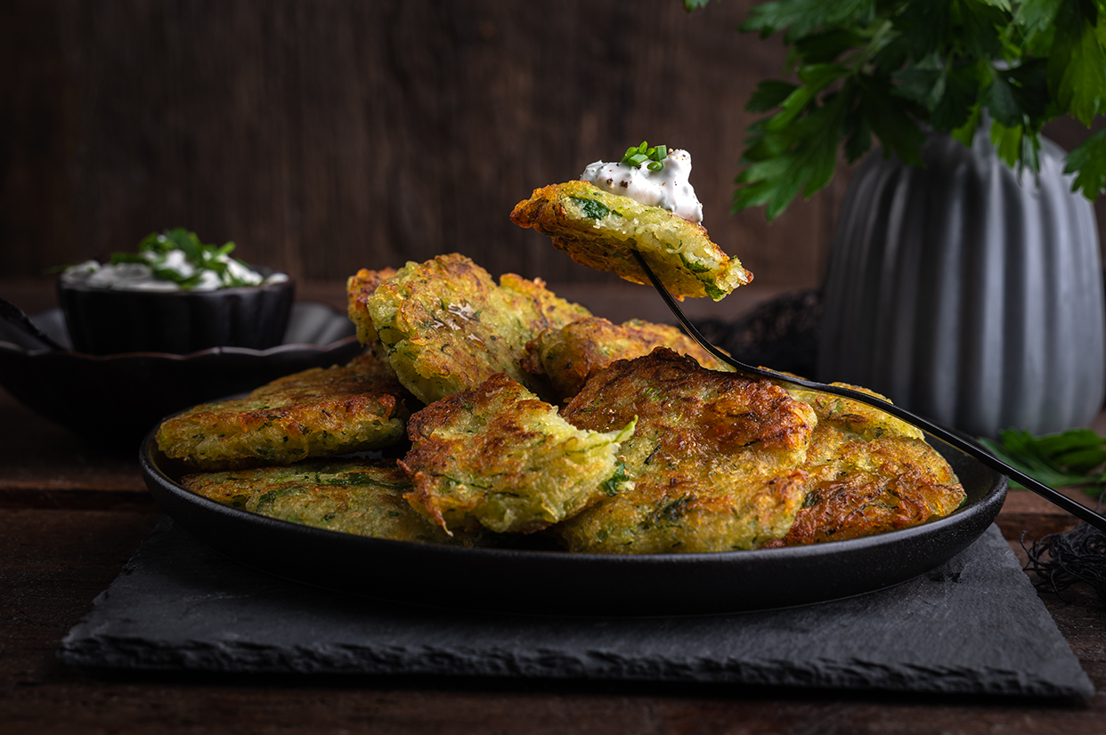 Kartoffel-Zucchini-Rösti mit Kräuterdip. Vegan.