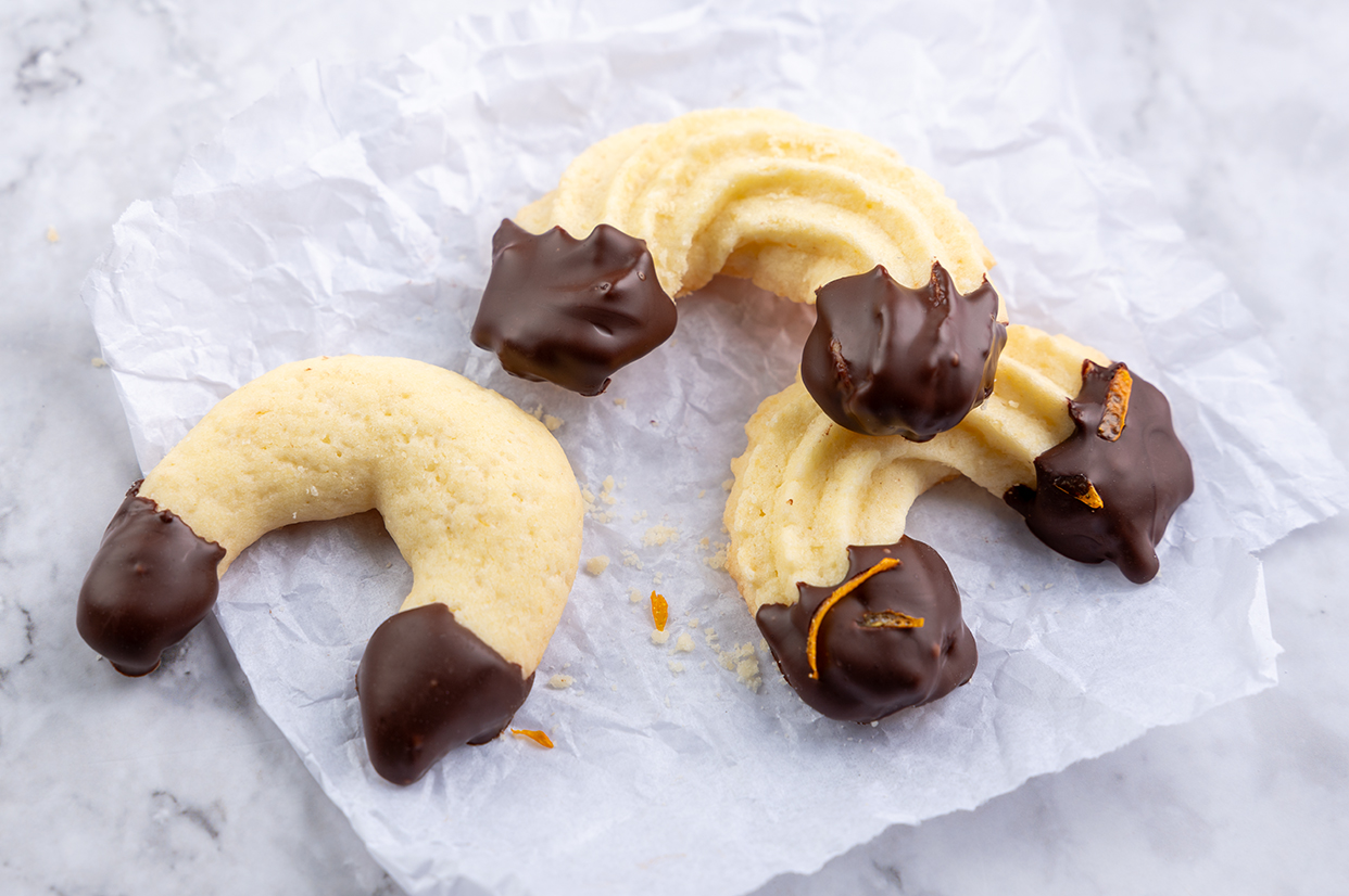 Vegane Orangenhörnchen mit Schokoladen-Glasur.