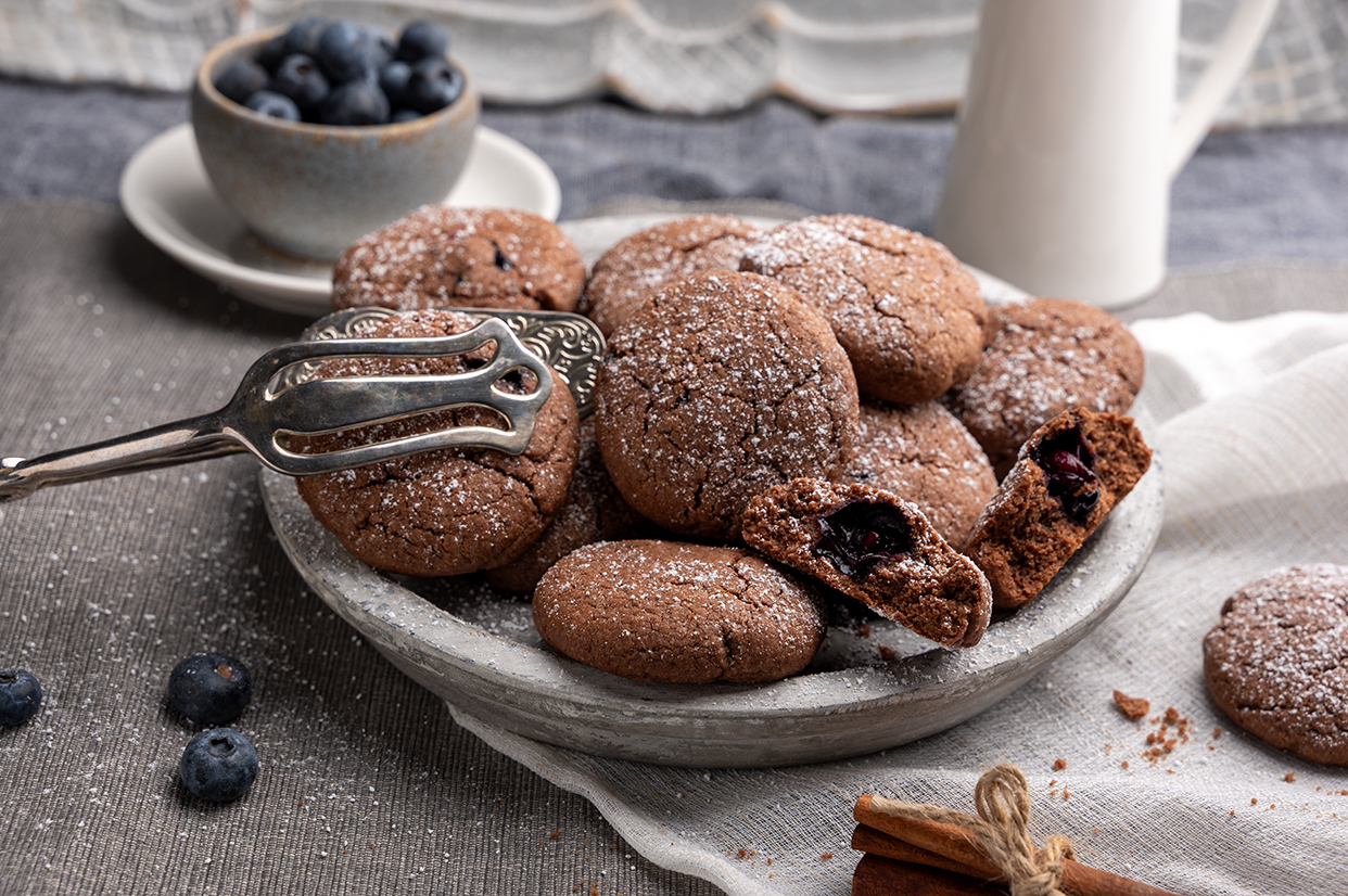 Knusprige, vegane Kekse mit Schokolade, Zimt und frischen Heidelbeeren.