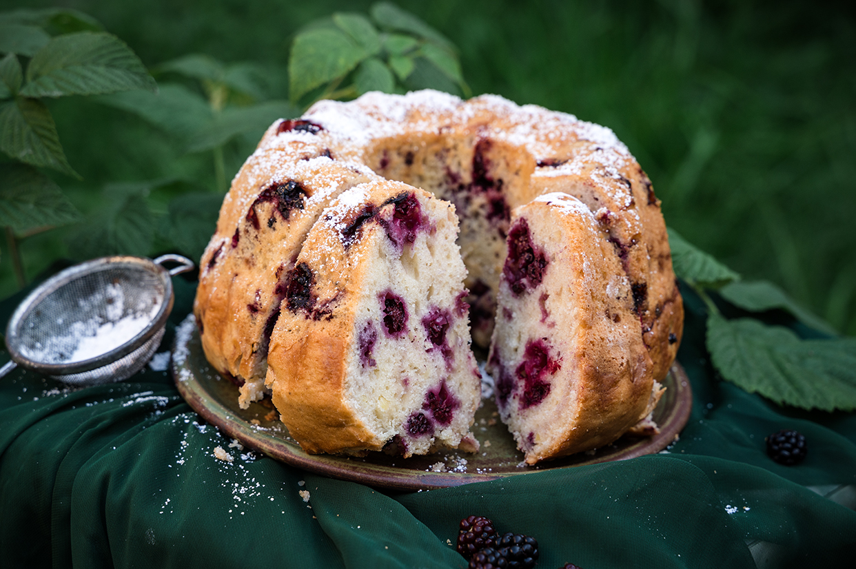 Veganer Kuchen (Gugelhupf) mit Brombeeren und Sojajoghurt.
