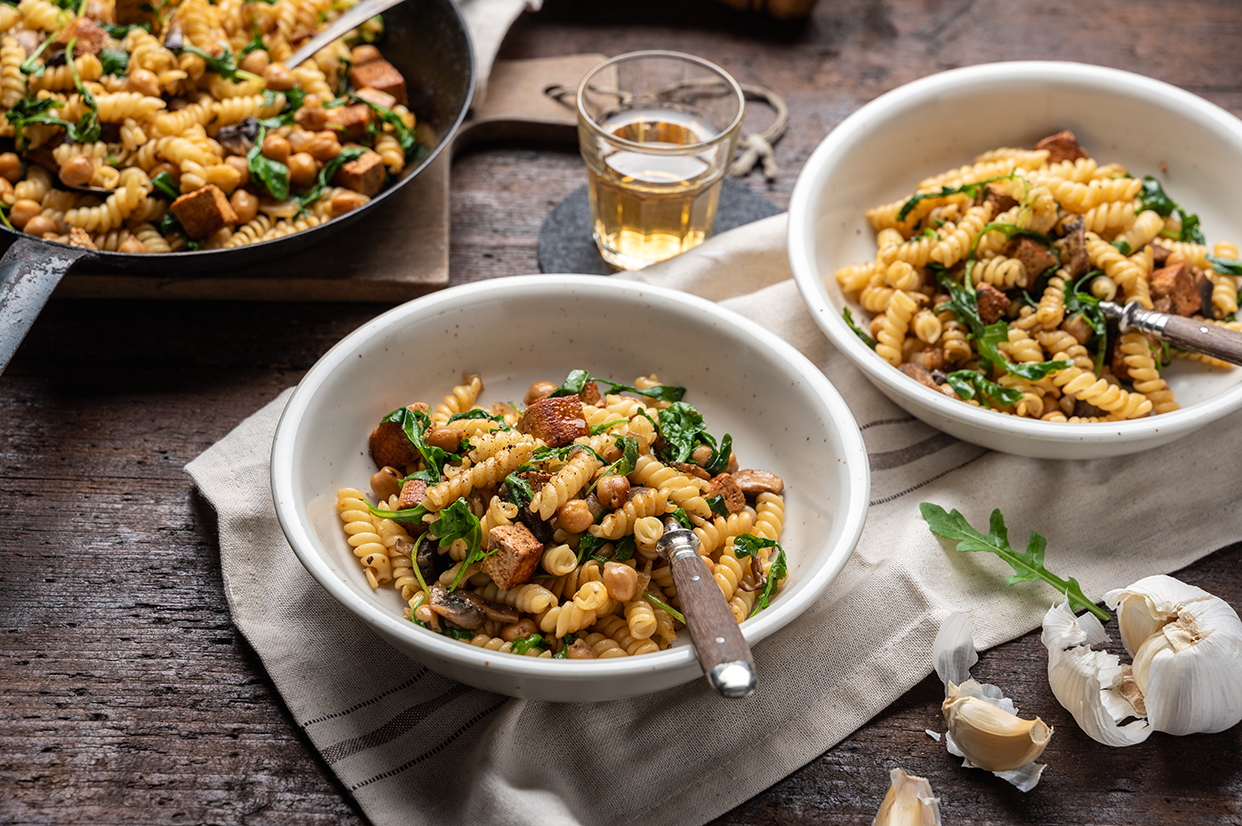 Vegane Nudelpfanne mit Tofu, Kichererbsen, Champignons und Rucola ... Vegane Nudelpfanne mit Tofu, Kichererbsen, Champignons und Rucola ...
