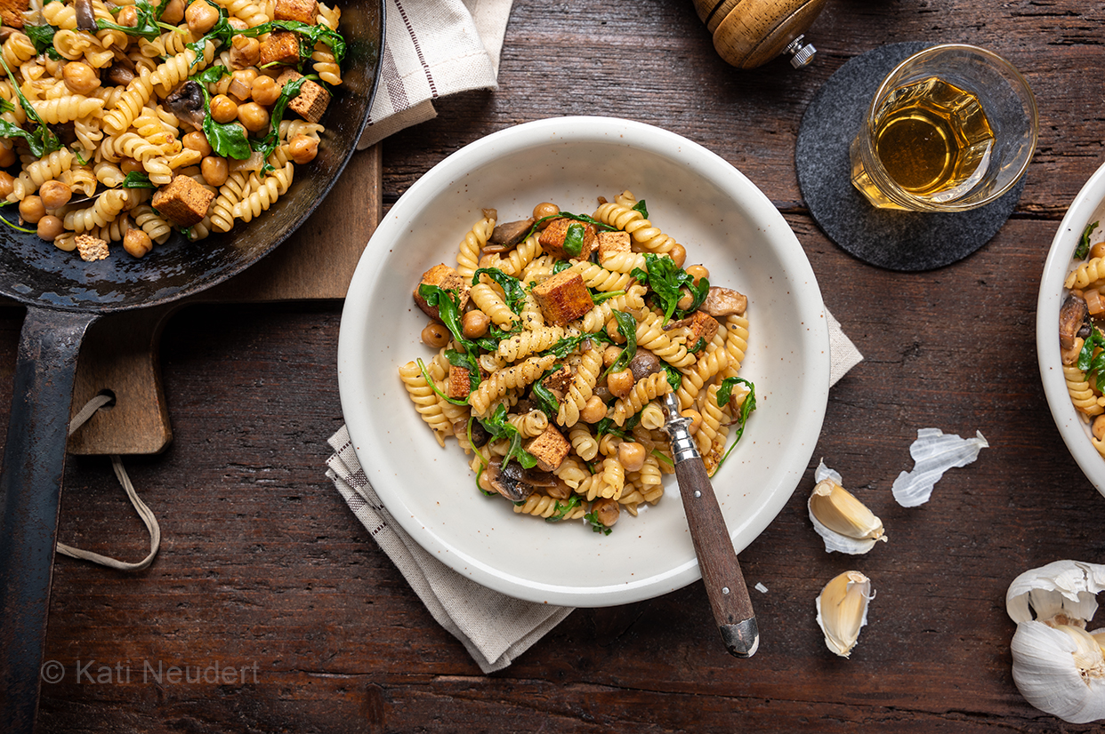 Vegane Nudelpfanne mit Tofu, Kichererbsen, Champignons und Rucola ... Vegane Nudelpfanne mit Tofu, Kichererbsen, Champignons und Rucola ...