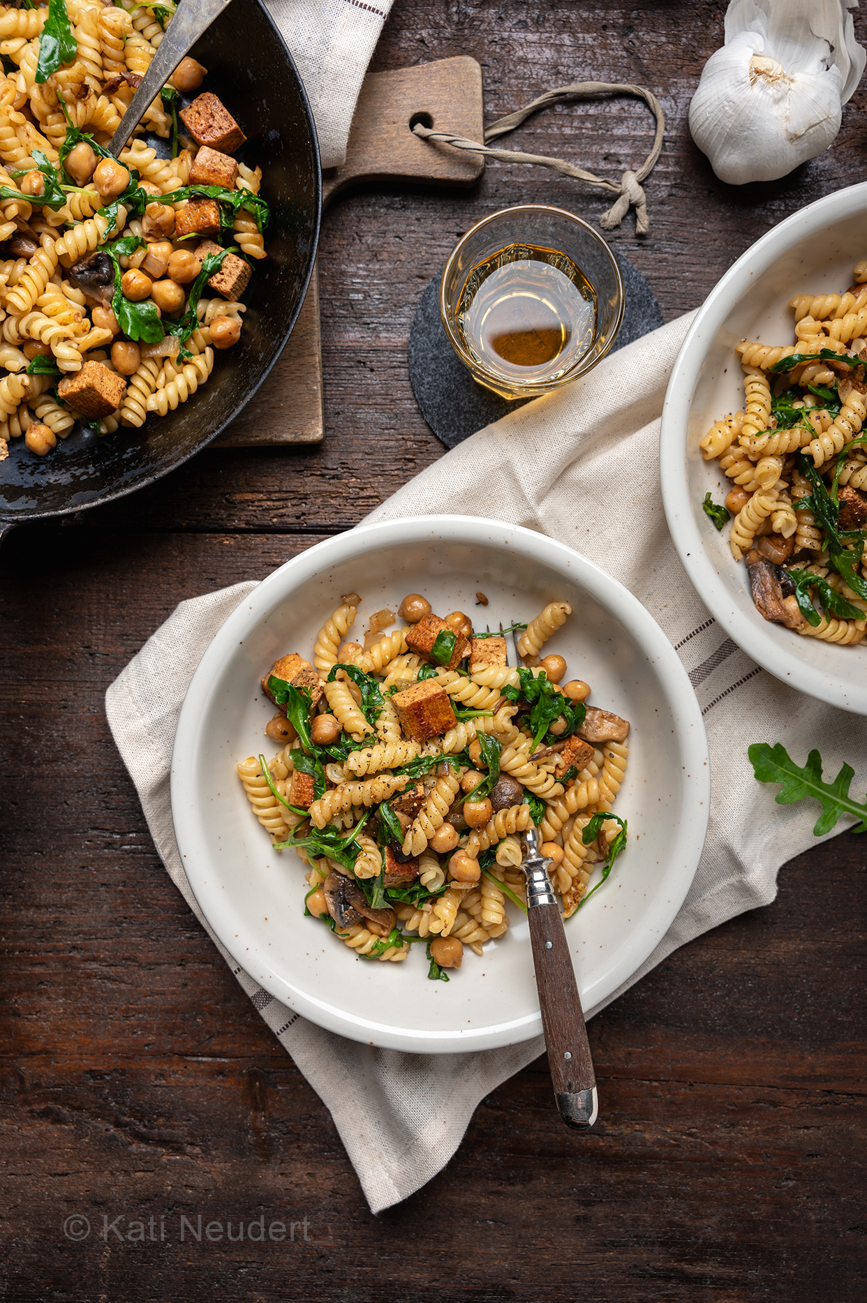 Vegane Nudelpfanne mit Tofu, Kichererbsen, Champignons und Rucola ... Vegane Nudelpfanne mit Tofu, Kichererbsen, Champignons und Rucola ...